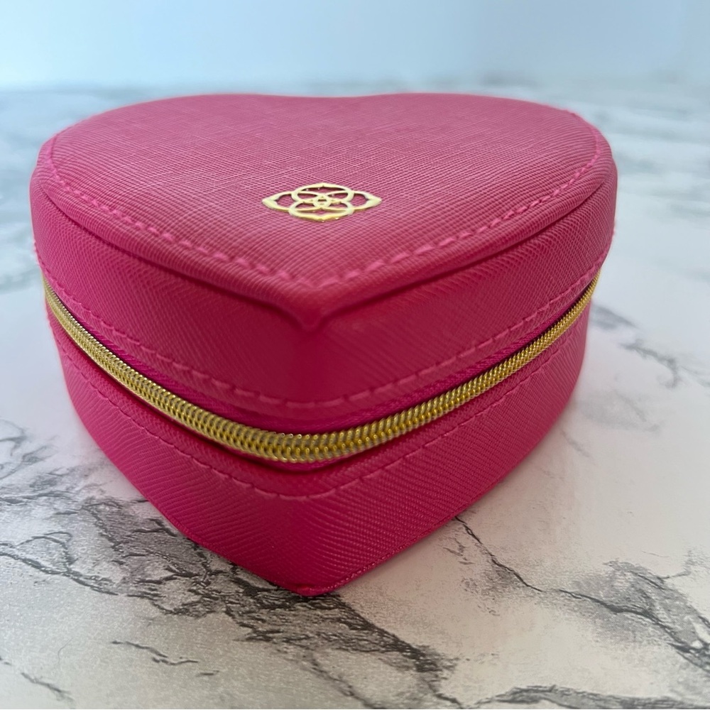 Kendra Scott Heart Jewelry Case in Hot Pink - Picture 7 of 12